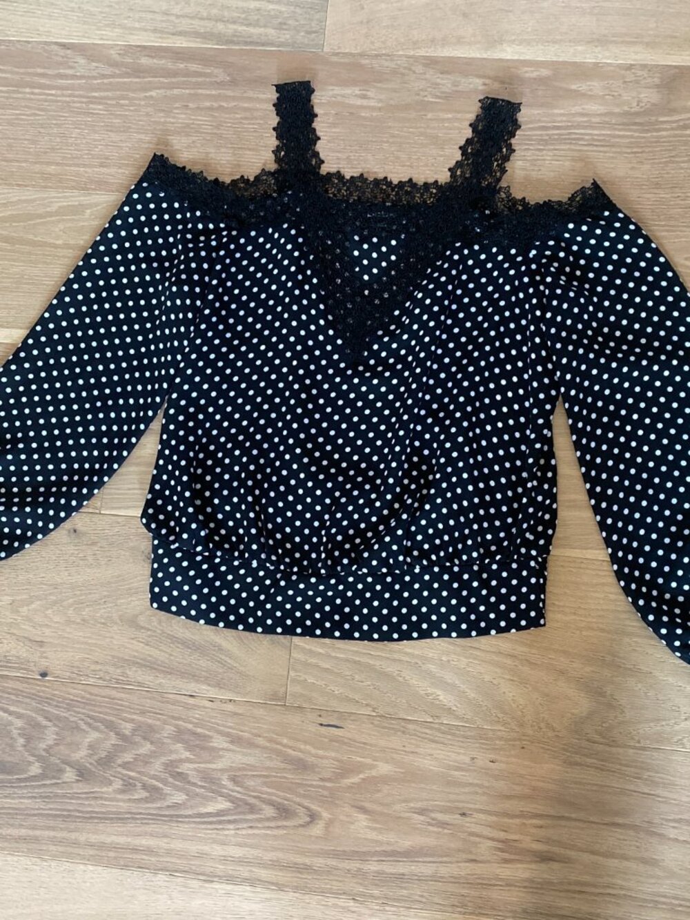 Bebe Polka Dot Print Lace Cold Shoulder Top Size XL - Picture 5 of 11